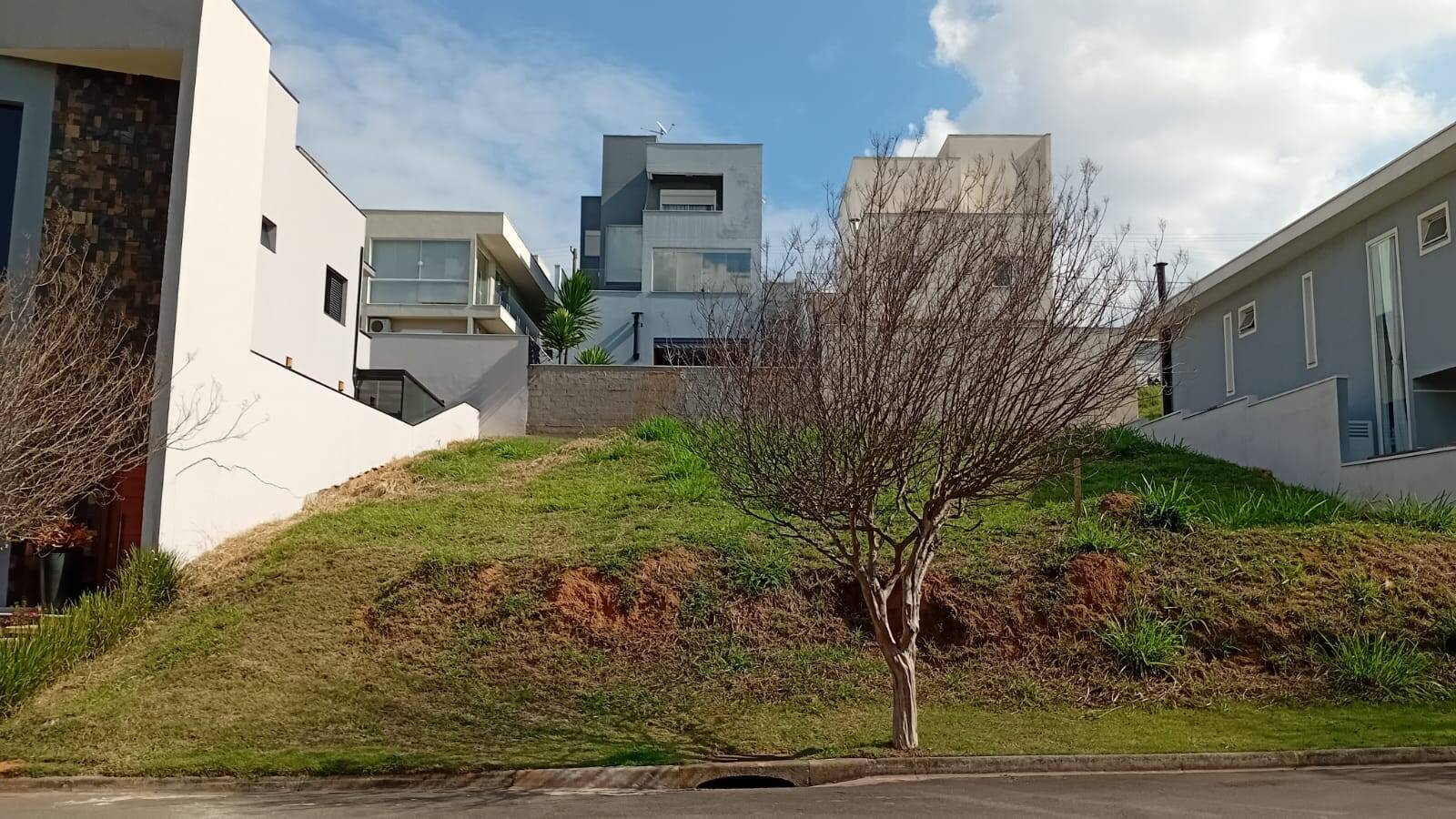 TERRAS DE GÊNOVA - AT 250m² - EXCELENTE TOPOGRAFIA - PROJETO APROVADO
