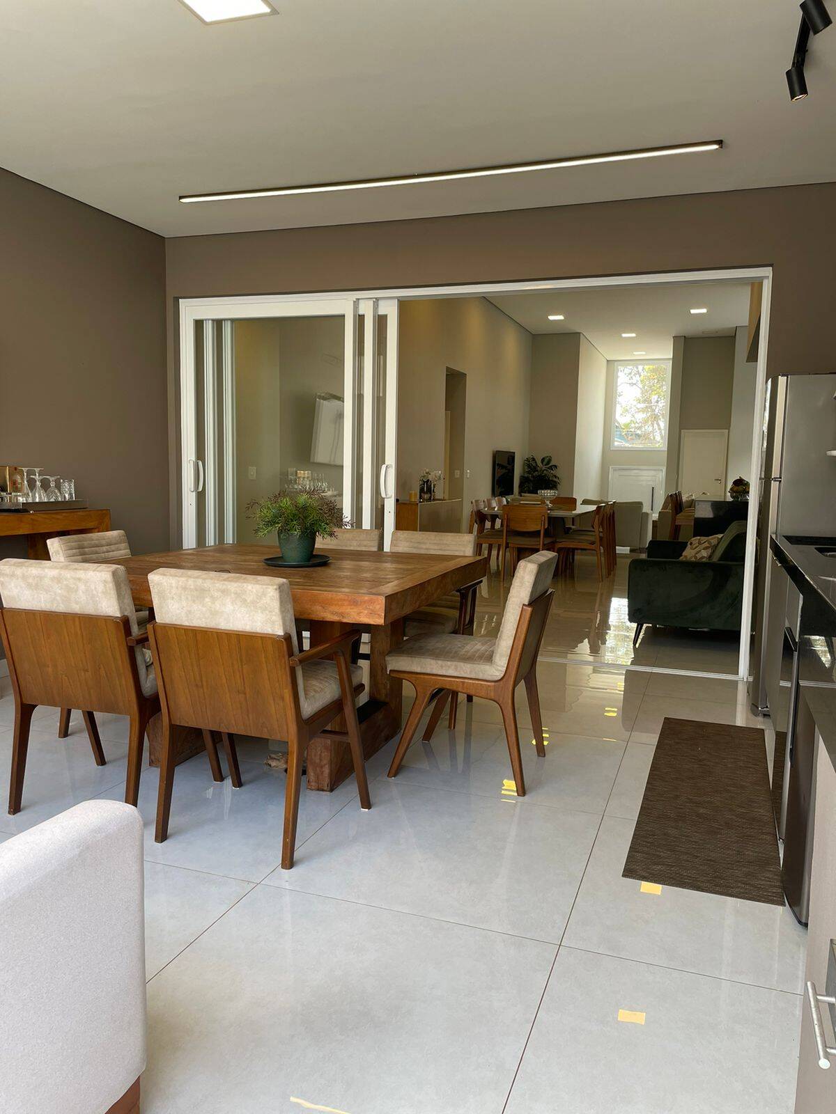 RESERVA DA SERRA - TÉRREA - 3 SUÍTES - AT 550m² - AC 262m² - 4 VAGAS