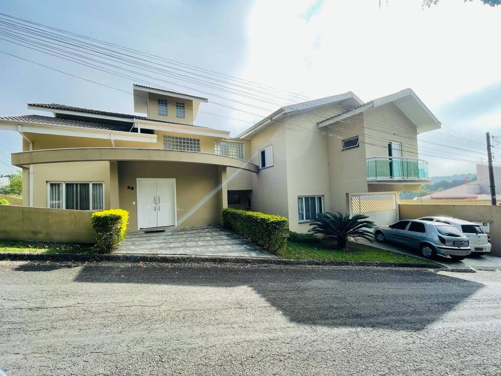 CONDOMÍNIO ARAUCÁRIA - 4 DORMS. (SUÍTE) - 6 VAGAS - AT 580m² - AC 400m² -