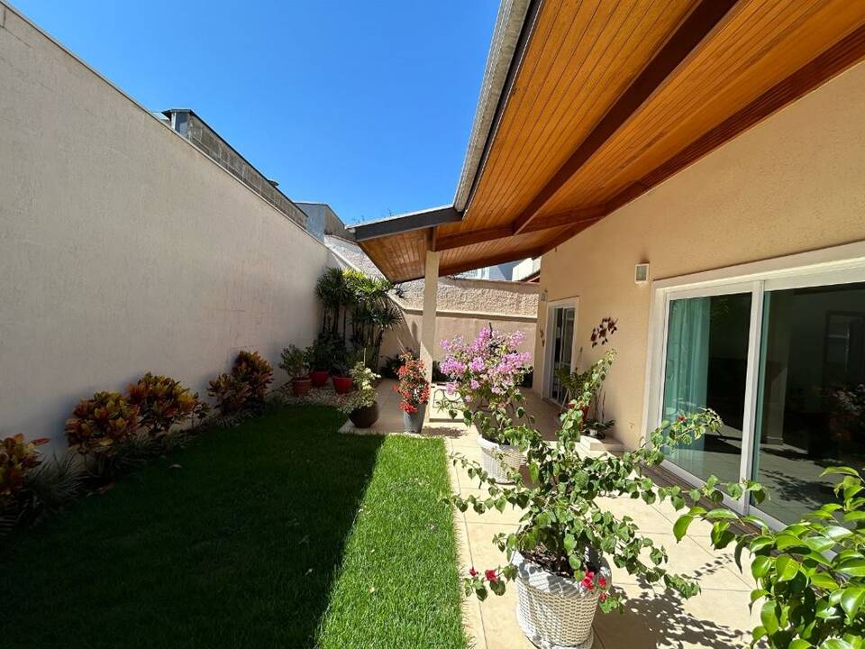 CONDOMÍNIO VILLAGE DAS FLORES - AT 375m² - AC 205m² - 3 DORMS. - 4 VAGAS