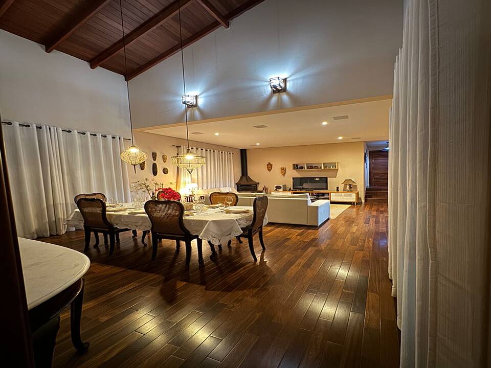 RESERVA DA SERRA - AT 504m² - AC 208m² - 3 SUÍTES - 4 VAGAS
