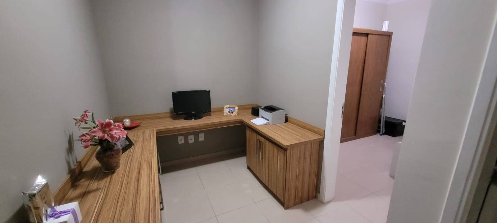 MORADA DO HORTO - 3 DORMS. (SUÍTE) - 4 VAGAS - AT 242m² - AC 180m²