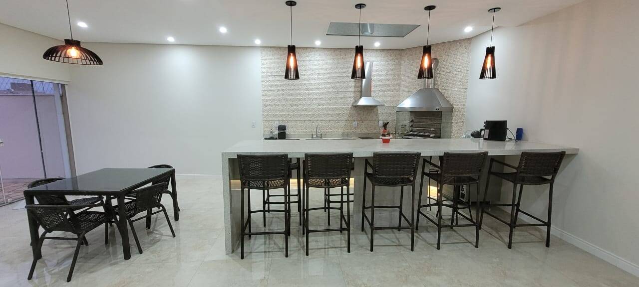 MORADA DO HORTO - 3 DORMS. (SUÍTE) - 4 VAGAS - AT 242m² - AC 180m²