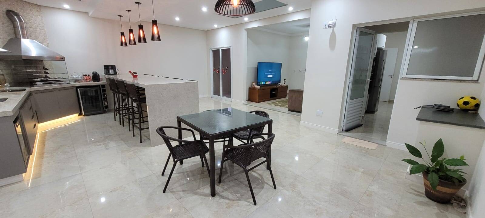 MORADA DO HORTO - 3 DORMS. (SUÍTE) - 4 VAGAS - AT 242m² - AC 180m²