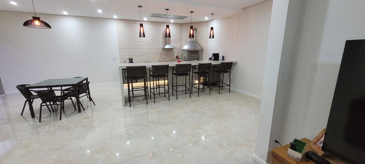 MORADA DO HORTO - 3 DORMS. (SUÍTE) - 4 VAGAS - AT 242m² - AC 180m²