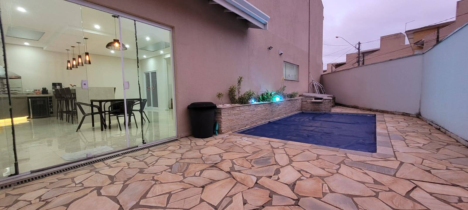 MORADA DO HORTO - 3 DORMS. (SUÍTE) - 4 VAGAS - AT 242m² - AC 180m²