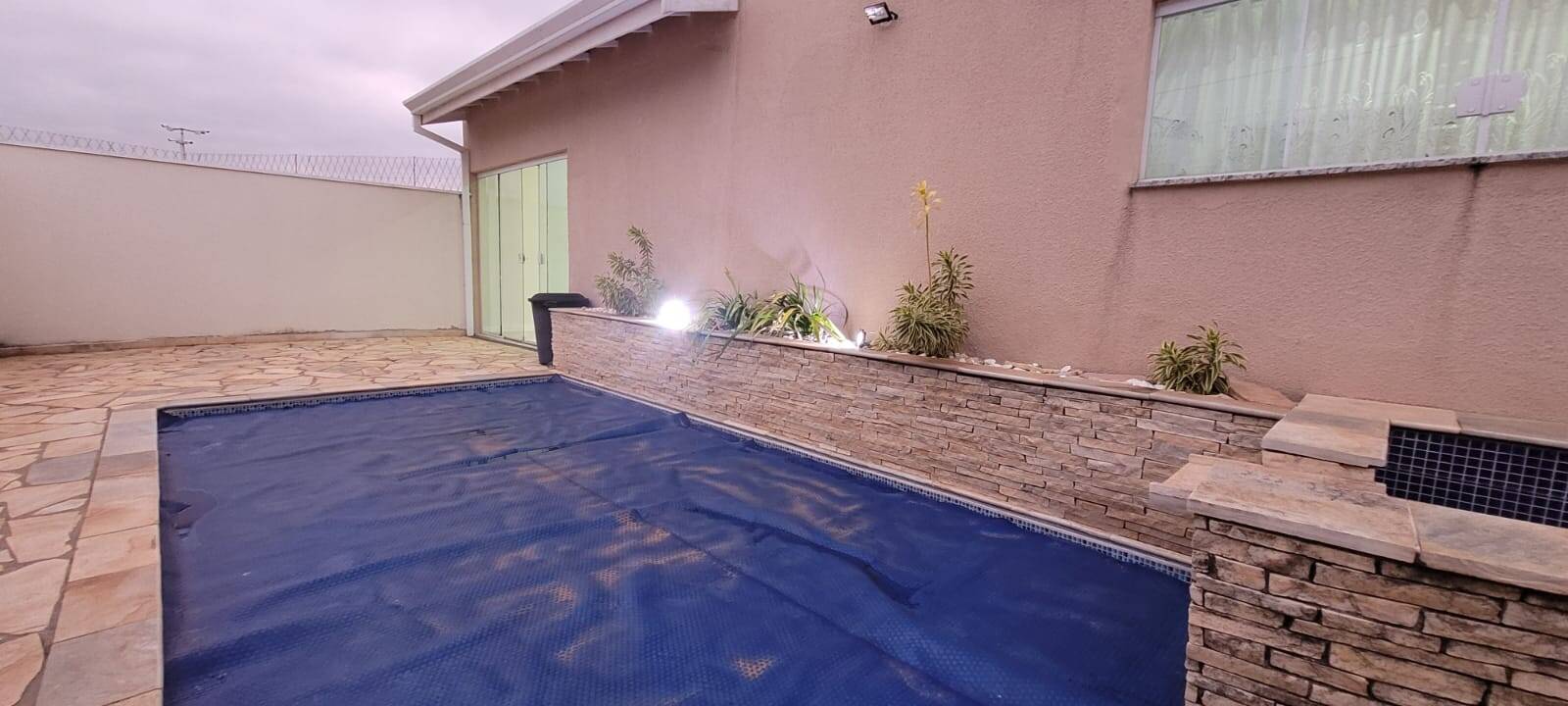 MORADA DO HORTO - 3 DORMS. (SUÍTE) - 4 VAGAS - AT 242m² - AC 180m²