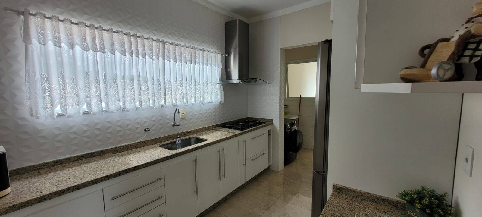 MORADA DO HORTO - 3 DORMS. (SUÍTE) - 4 VAGAS - AT 242m² - AC 180m²