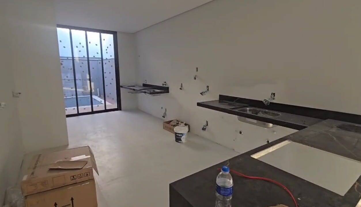 TÉRREA - RESERVA ERMIDA - 3 DORMS. (SUÍTE) - AC 143m² - 4 VAGAS - PISCINA