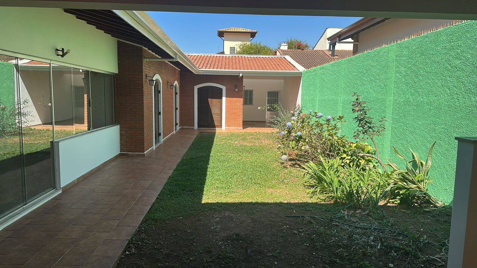 JARDIM SAMAMBAIA - TÉRREA - AT 490m² - AC 290m² - 2 VAGAS COBERTAS