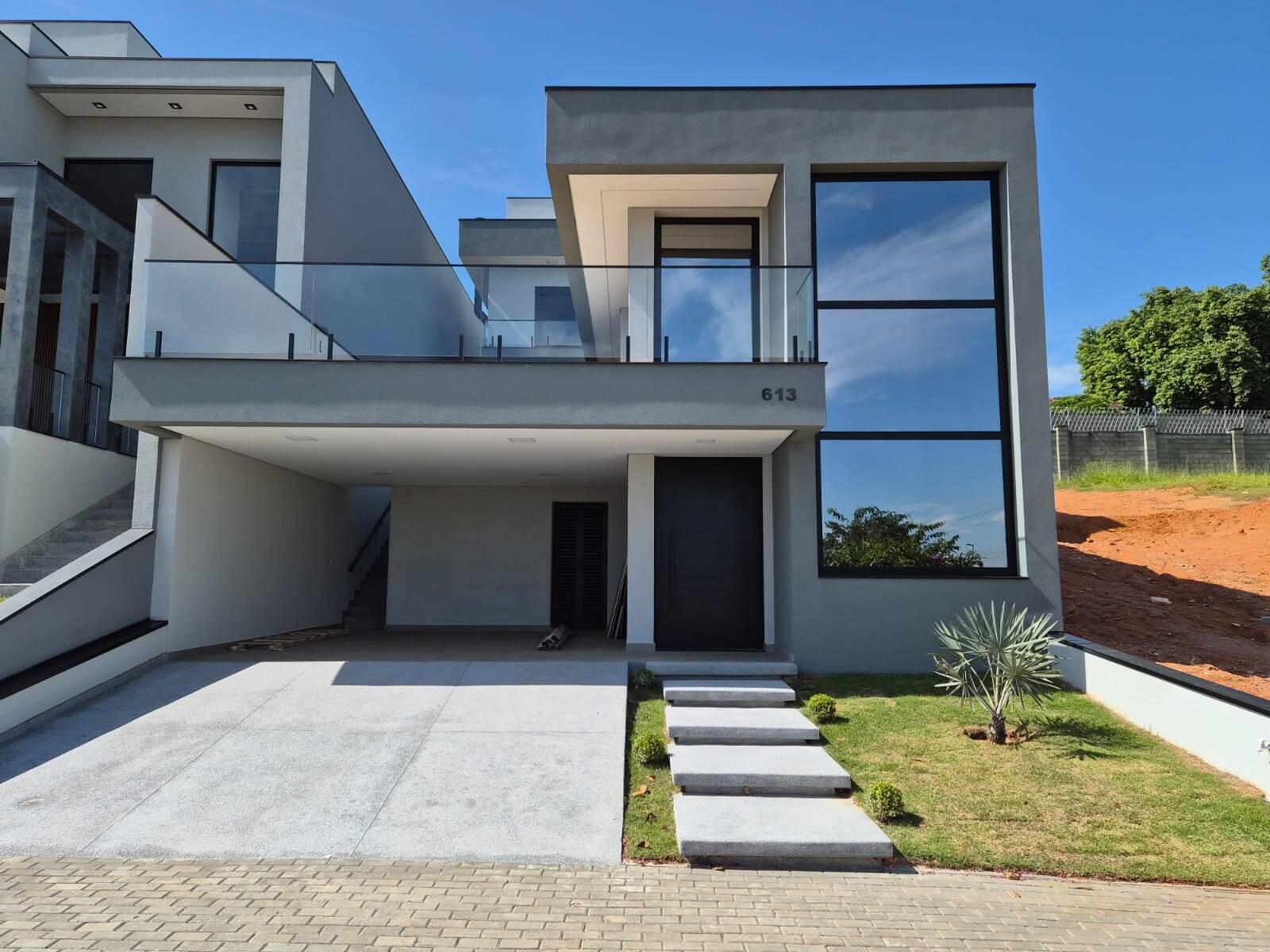 CAMPOS DE MEDEIROS - 3 SUÍTES - 4 VAGAS - AT 300m² - AC 247m²