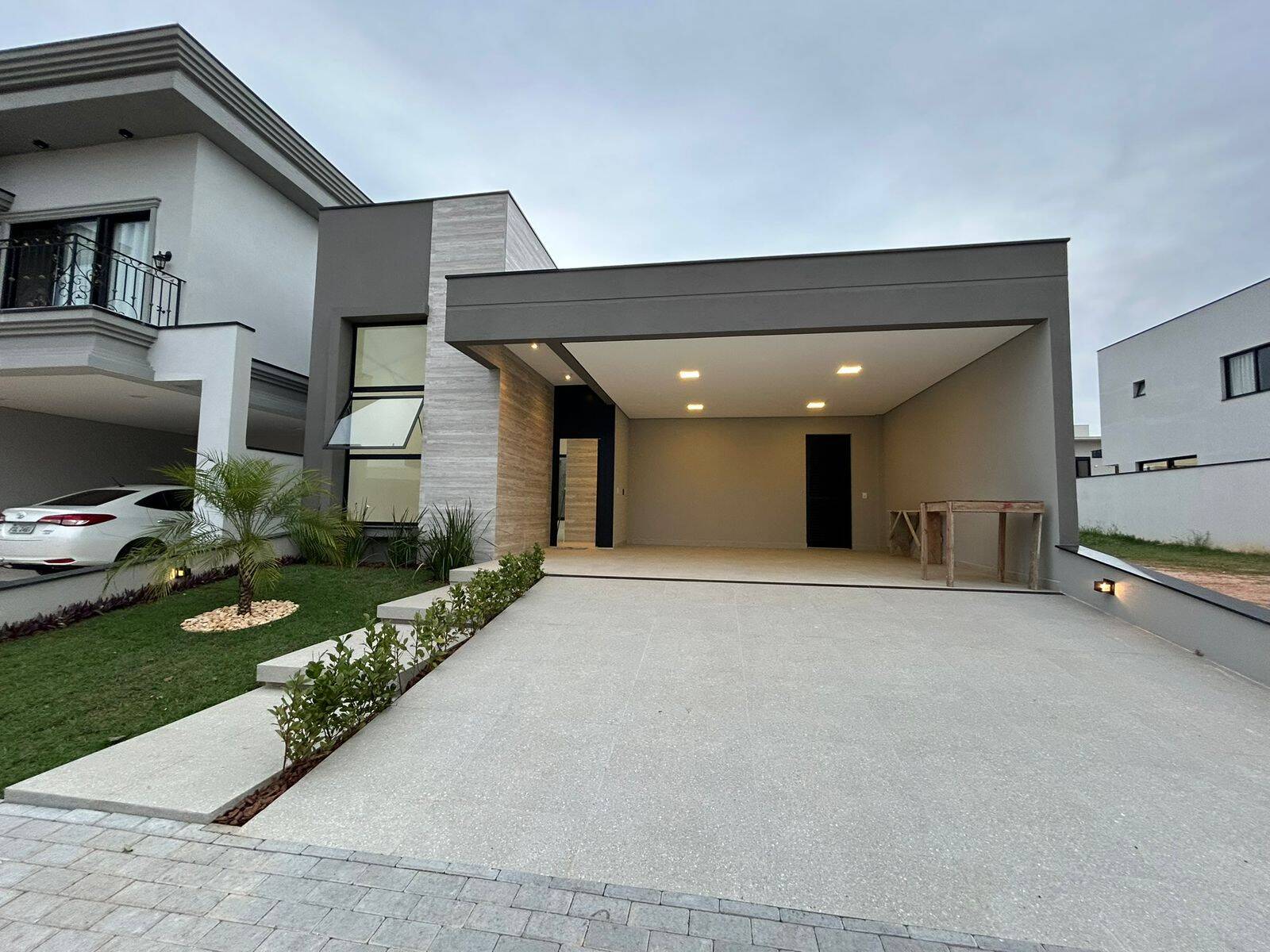 CAMPOS DE MEDEIROS - TÉRREA - 3 SUÍTES - 4 VAGAS - AT 300m² - AC 179m²