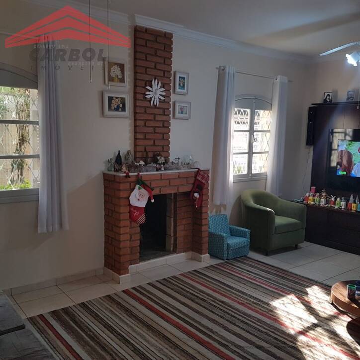 Casa à venda com 3 quartos, 204m² - Foto 1