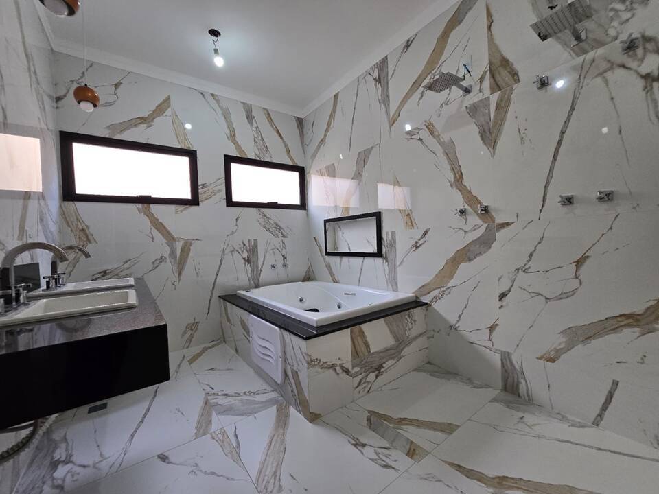 COND. CAMBARAH - JARINÚ - AT 500m² - AC 240m² - 3 DORMS. (SUITE) - 4 VAGAS
