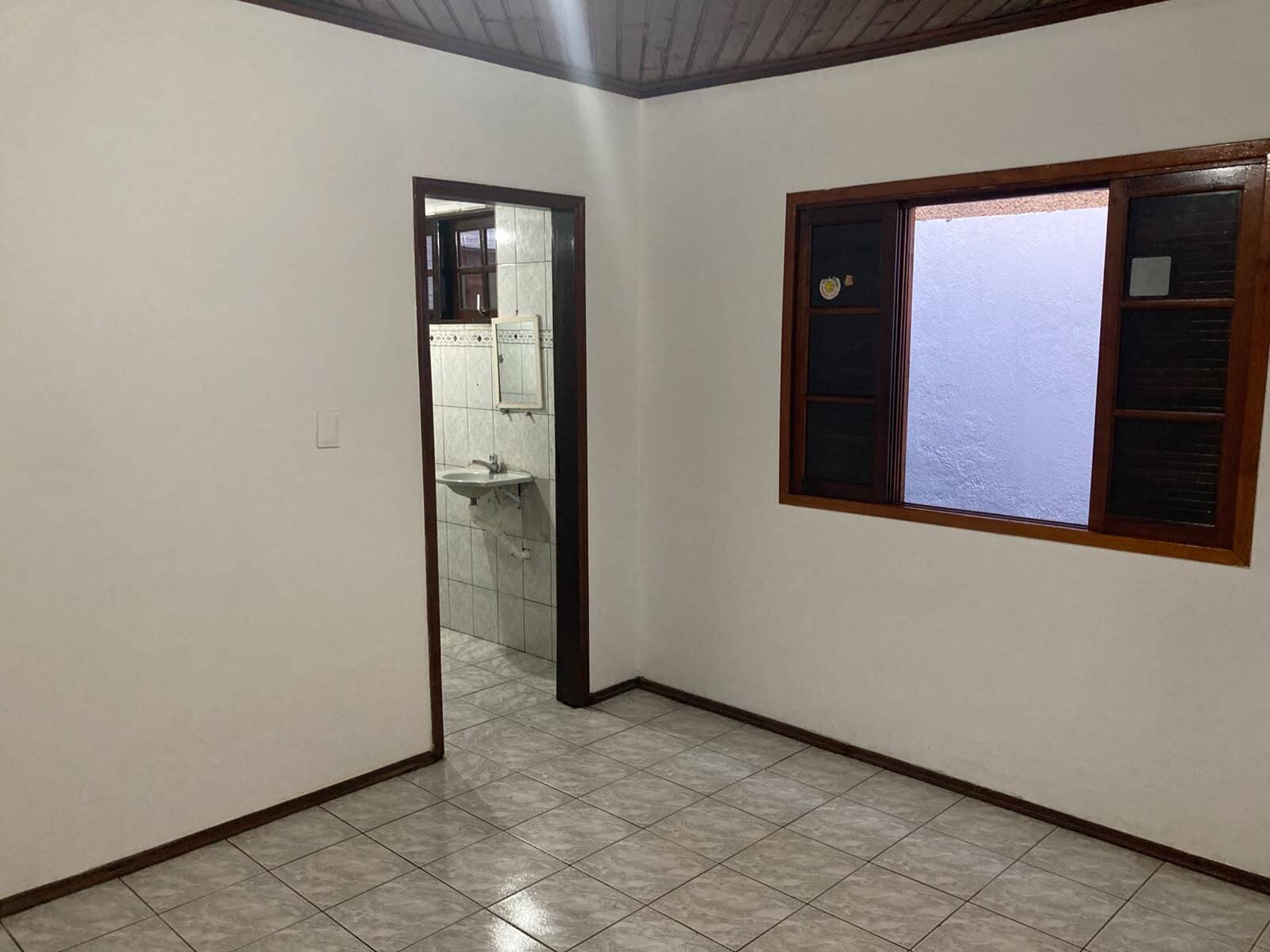 VILA HORTOLÂNDIA - 2 CASAS (2 DORMS.) E (1 DORM.) - 2 VAGAS COBERTAS