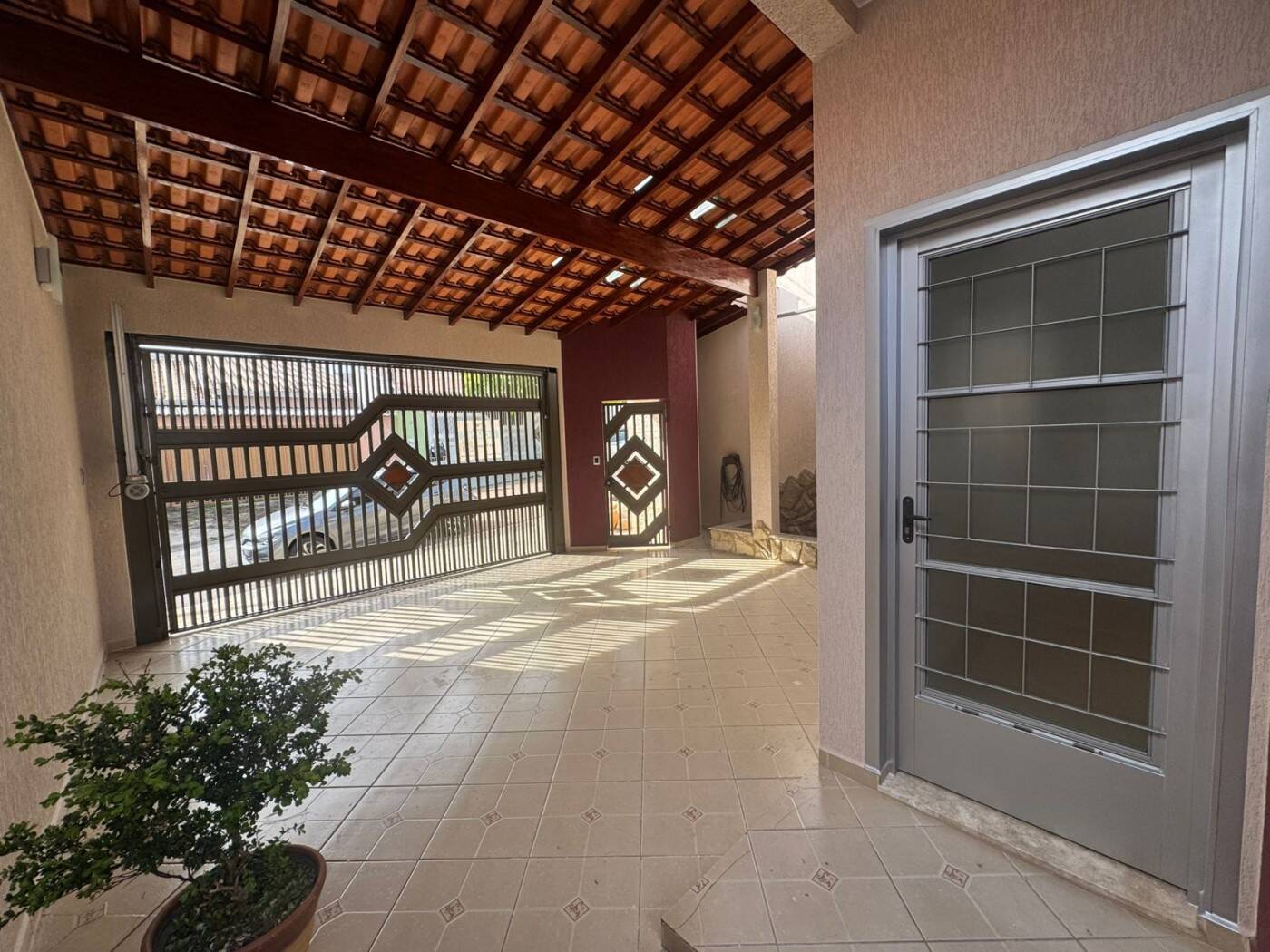 JARDIM SARAPIRANGA - TÉRREA - 3 DORMS (SUÍTE) - 2 VAGAS COBERTAS - AC 126m²