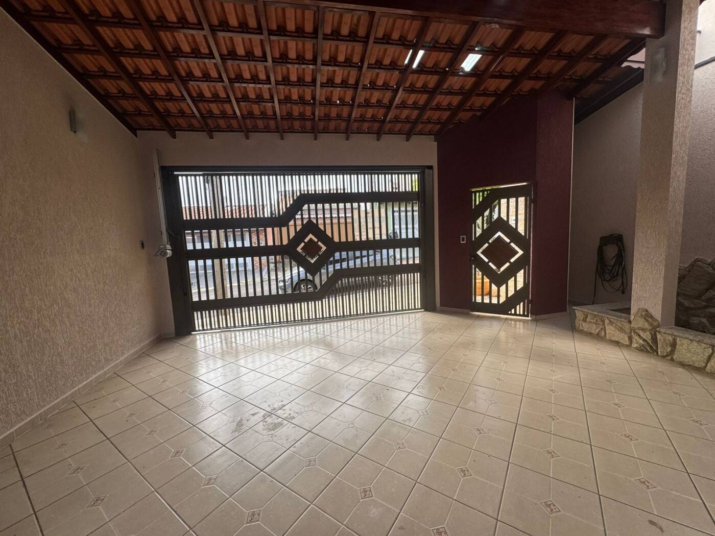 JARDIM SARAPIRANGA - TÉRREA - 3 DORMS (SUÍTE) - 2 VAGAS COBERTAS - AC 126m²