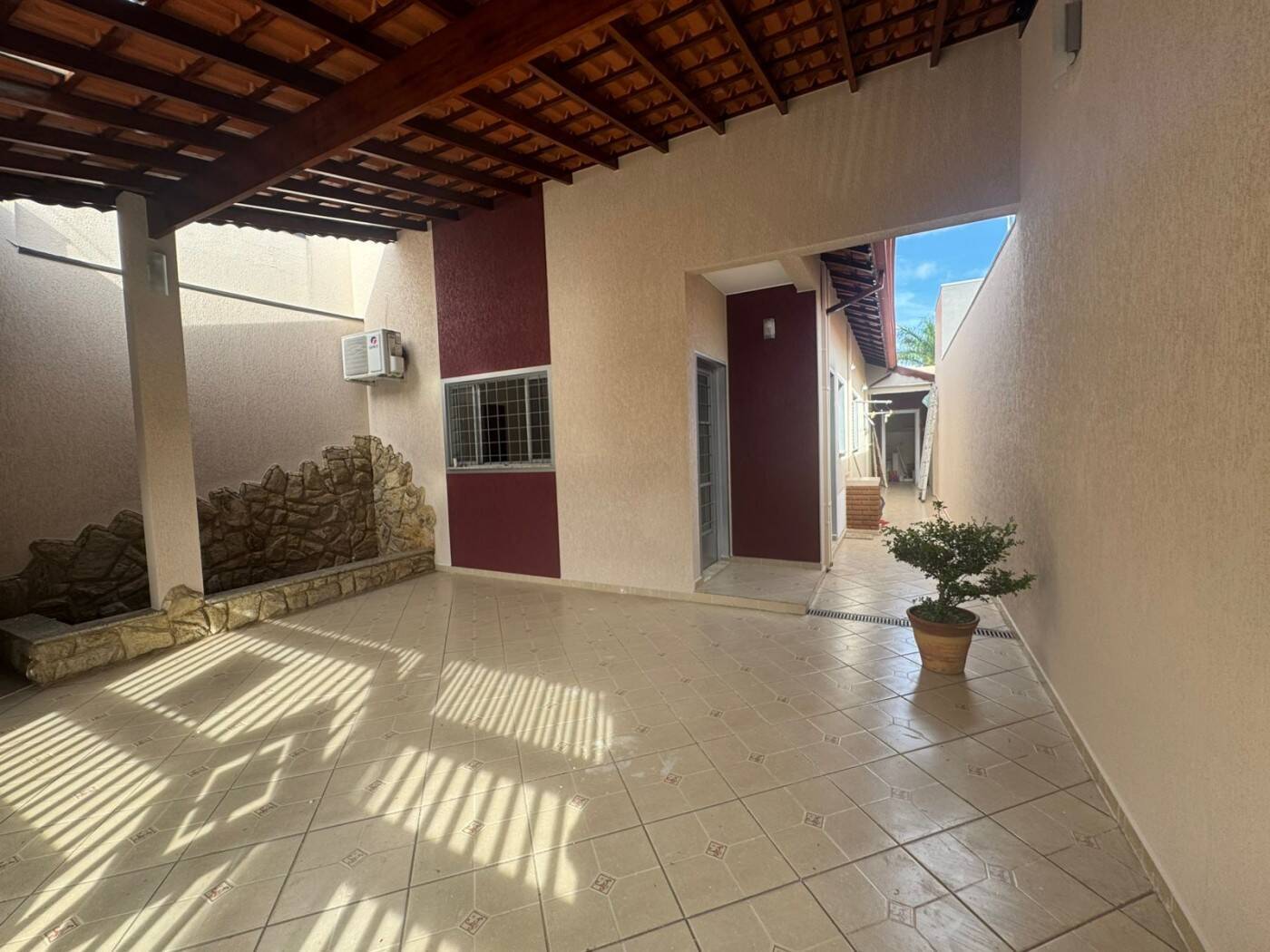 JARDIM SARAPIRANGA - TÉRREA - 3 DORMS (SUÍTE) - 2 VAGAS COBERTAS - AC 126m²