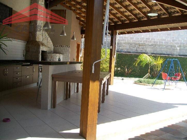 TERRAS DE SÃO CARLOS - 4 DORMS. (3 SUÍTES) - 7 VAGAS - AT 712m² - AC 500m²